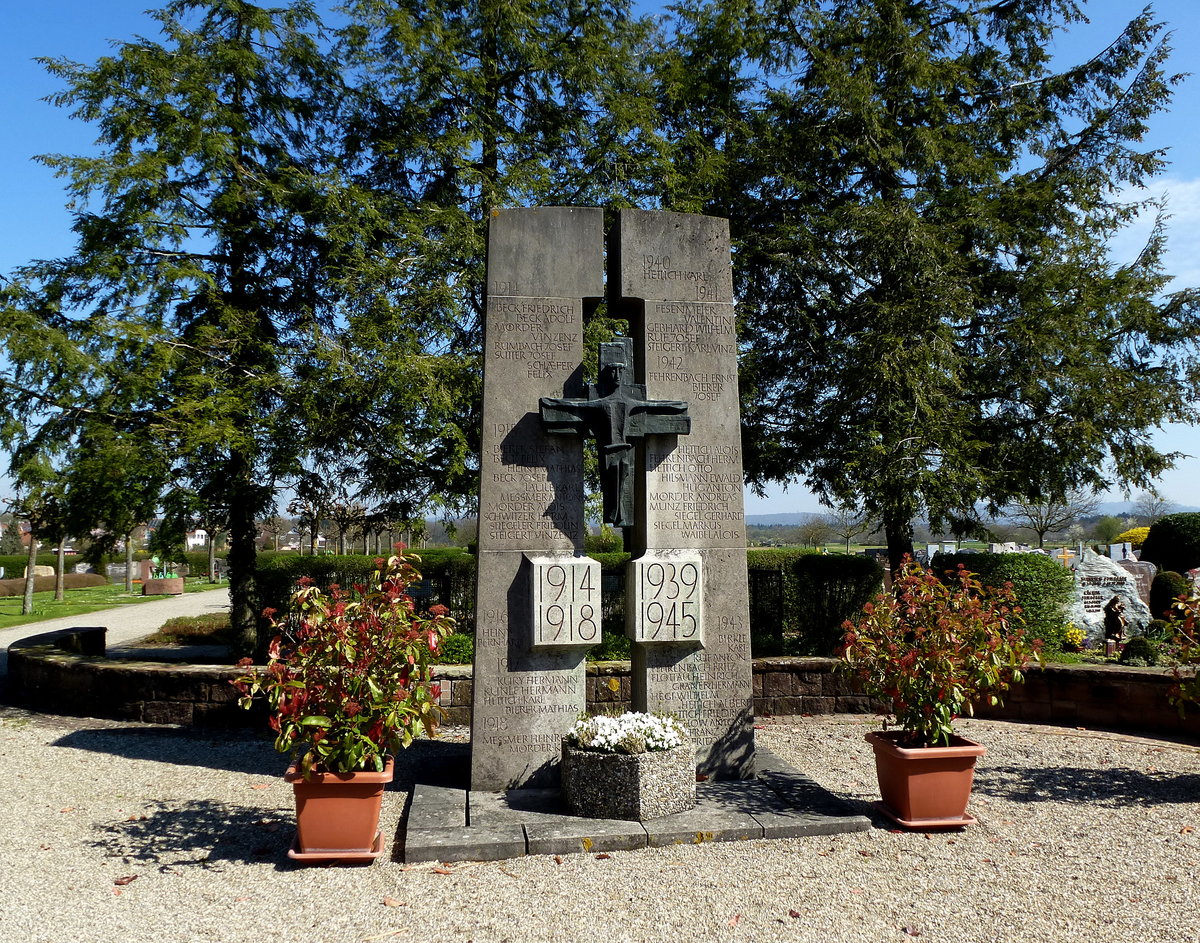 Reute, das Denkmal fr die Kriegsopfer auf dem Friedhof, April 2016