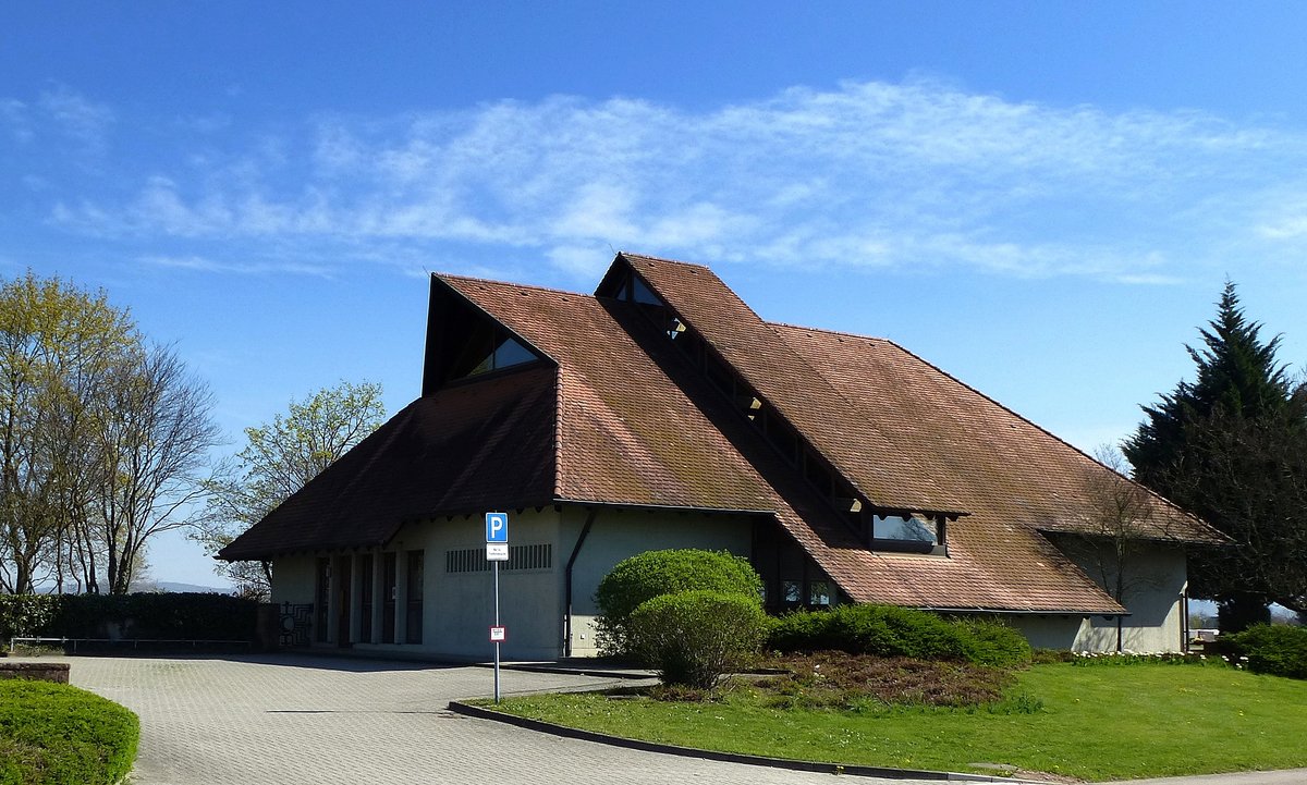 Reute, die Kirche und Einsegnungshalle auf dem Friedhof, April 2016