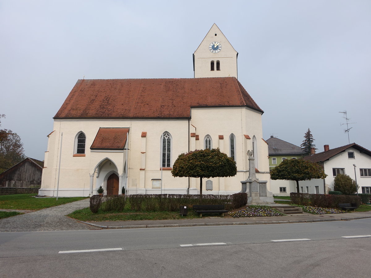 Reutern, kath. Pfarrkirche St. Valentin, erbaut im 16. Jahrhundert mit romanischen Sattelturm (20.10.2018)