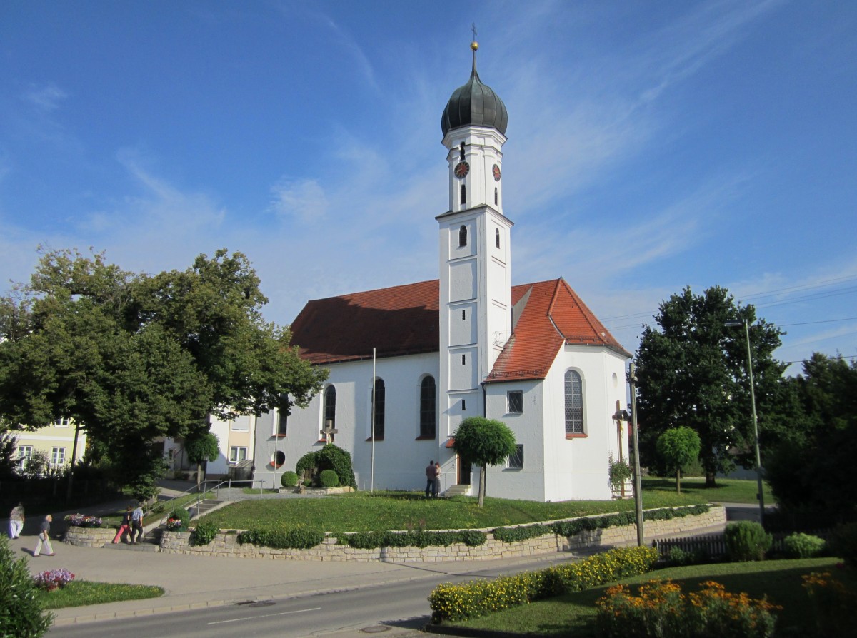 Reutern, Pfarrkirche St. Leonhard, Saalbau mit eingezogenem Chor und sdlichem Turm mit Zwiebelhaube, barocker Neubau 1724 von Balthasar Suiter (20.07.2014)