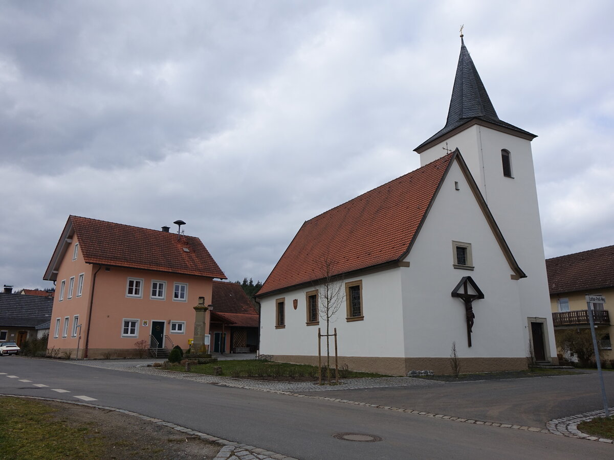 Reutersbrunn, Pfarrkirche St. Georg im Lothar Prell Weg, Saalbau mit Satteldach und Flankenturm, erbaut um 1700 (24.03.2016)