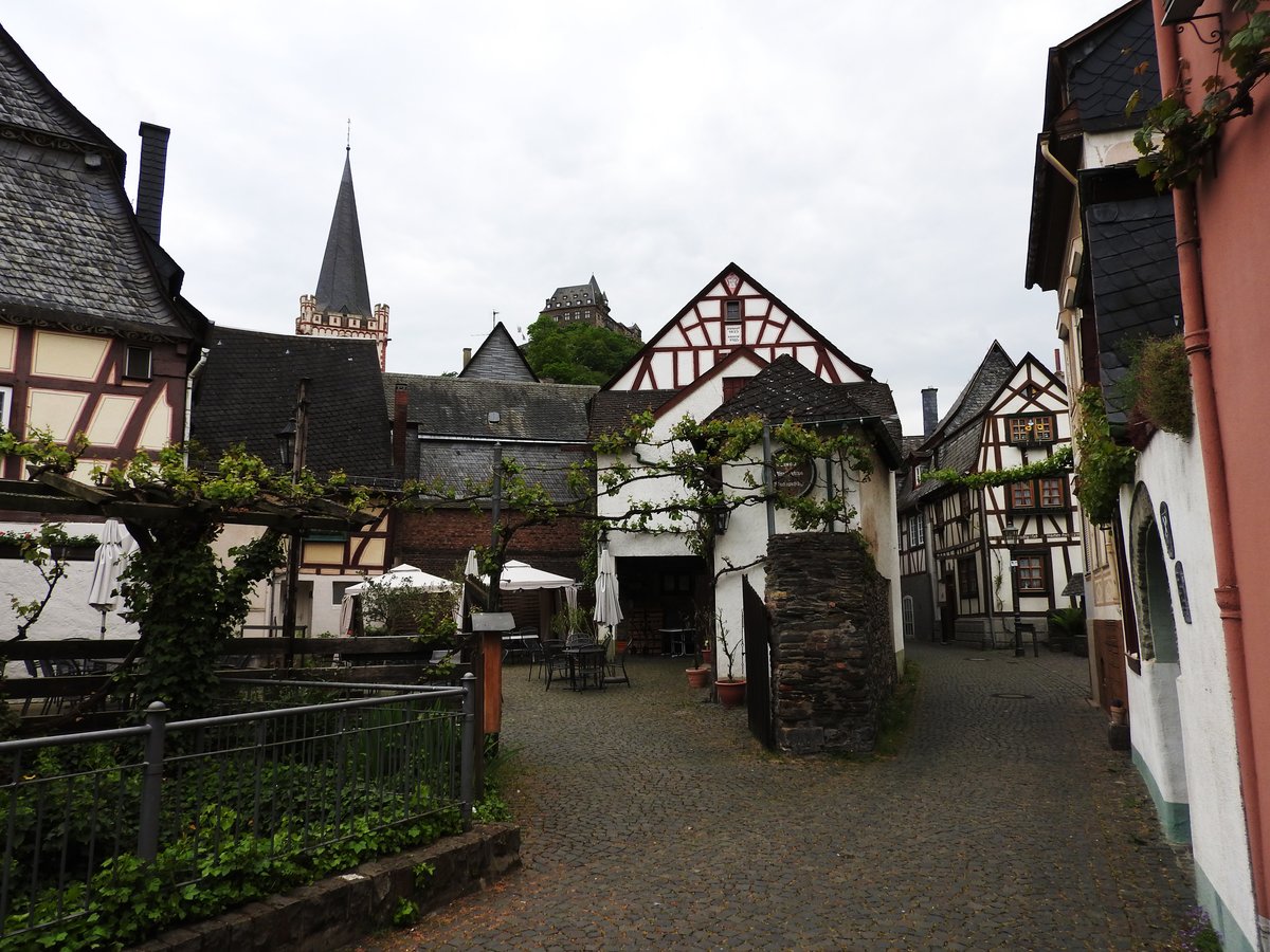 RHEIN-ROMANTIK in BACHARACH am 15.5.2016-die Innenstadt mit Burg STAHLECK
und der ev. Kirche St. PETER im Hintergrund-
das vertrumte Kleinstdtchen ist Teil des UNESCO-Welterbes Oberes Mittelrheintal....
