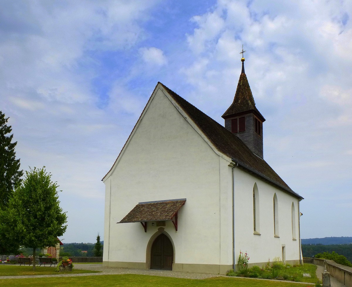 Rheinau, die Bergkirche St.Nikolaus hoch ber dem Ort, Juli 2013