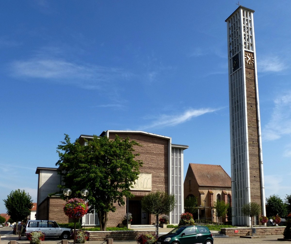 Rheinau(Rhinau)/Elsa, die moderne Kirche St.Michel, dahinter der Teil der historischen Kirche, Aug.2014