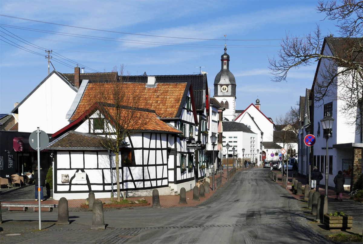 Rheinbach: Fachwerkhuser (erstes ist Cafe Silberlffel) an der Bachstrae und am Ende die St. Martin-Kirche - 18.02.2018