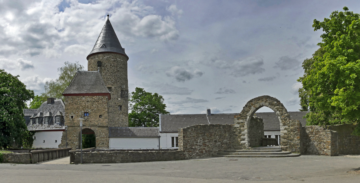 Rheinbacher Burg, Bergfried, Hexentor und Mauerbogen, erbaut 1180 durch die Rheinbacher Ritter - 21.05.2017