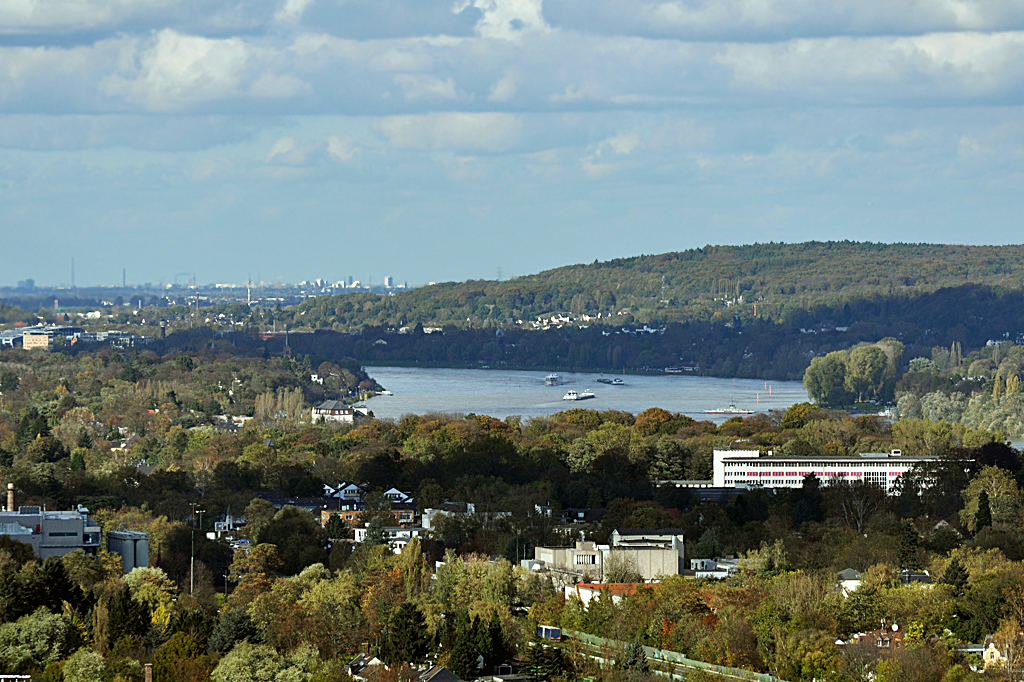 Rheinbogen bei Bonn-Oberkassel, im Vordergrund Bonn-Mehlem, im Hintergrund am Horizont Kln - 30.10.2013