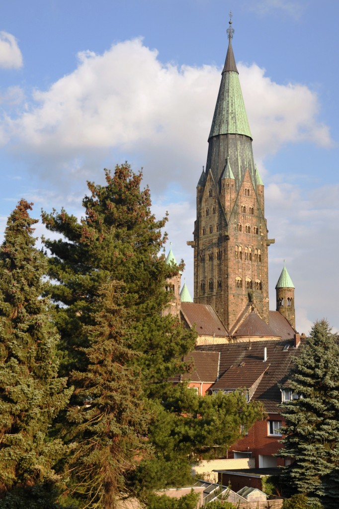 RHEINE (Kreis Steinfurt), 05.03.2014, die katholische Kirche St. Antonius, auch Basilika genannt, berragt mit dem hchsten Kirchturm des Mnsterlandes (102,5 m) alle anderen Gebude der Stadt und ist weithin sichtbar