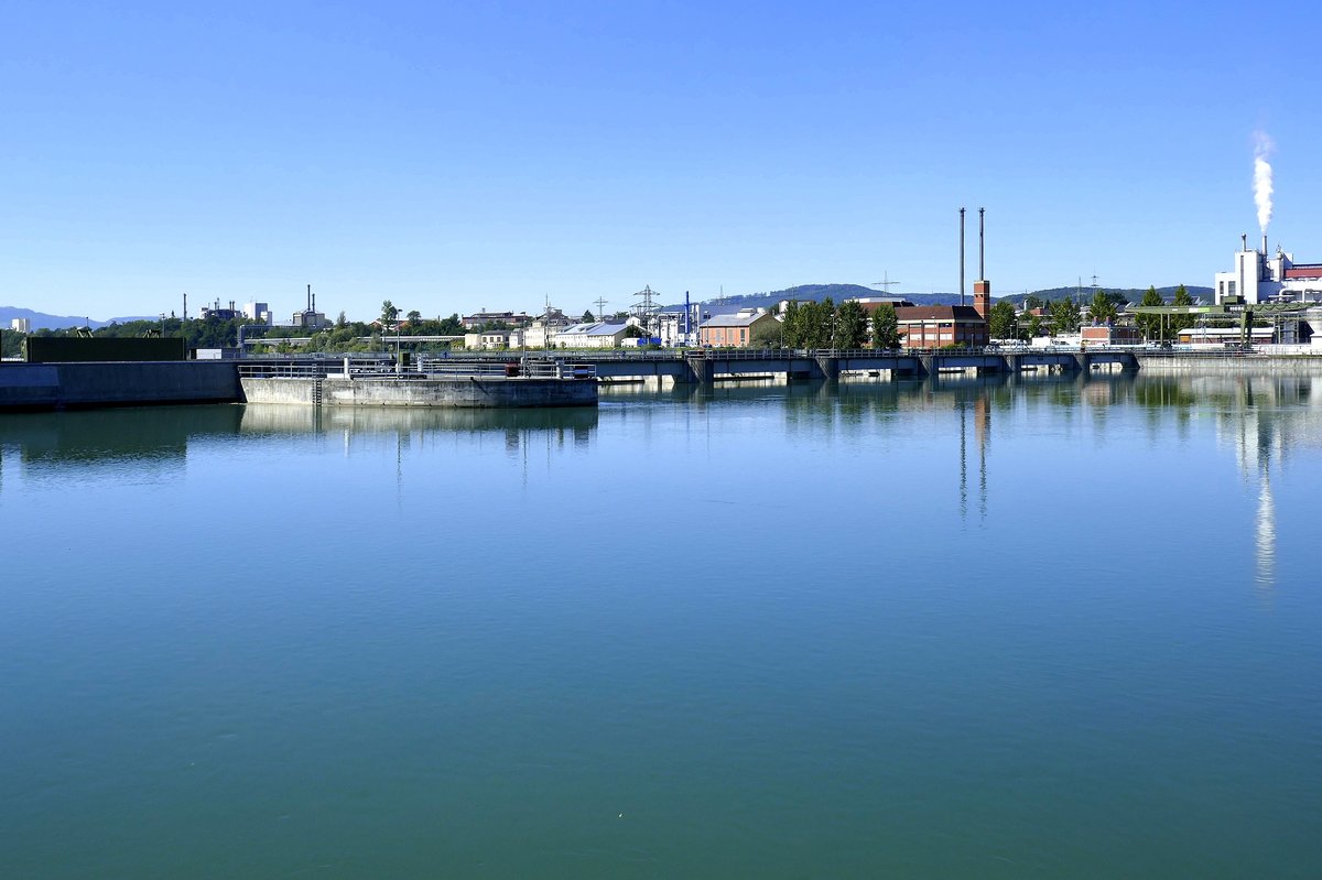 Rheinfelden AG, der aufgestaute Rhein vor dem Wasserkraftwerk, rechts die deutsche Seite, Sept.2019