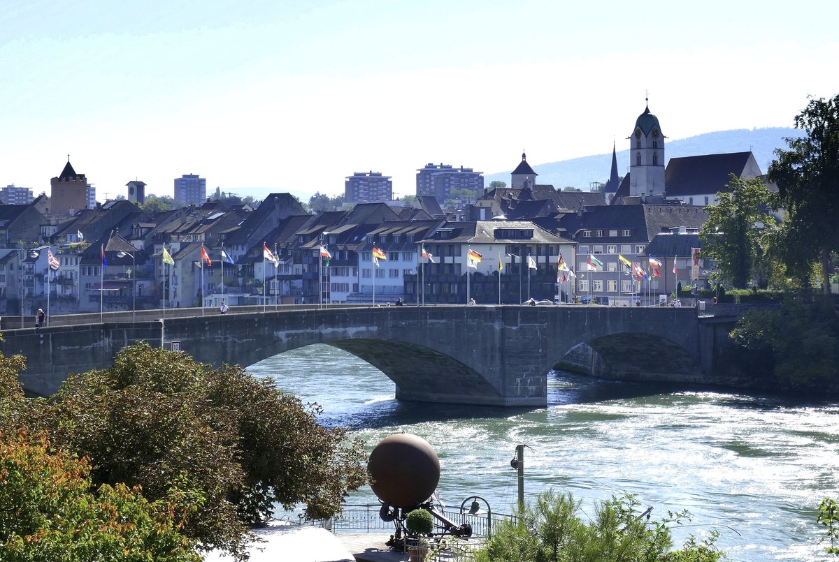 Rheinfelden AG, Blick von der deutschen Seite auf die Brcke ber den Rhein und die Altstadt von Rheinfelden im Aargau, Sept.2019