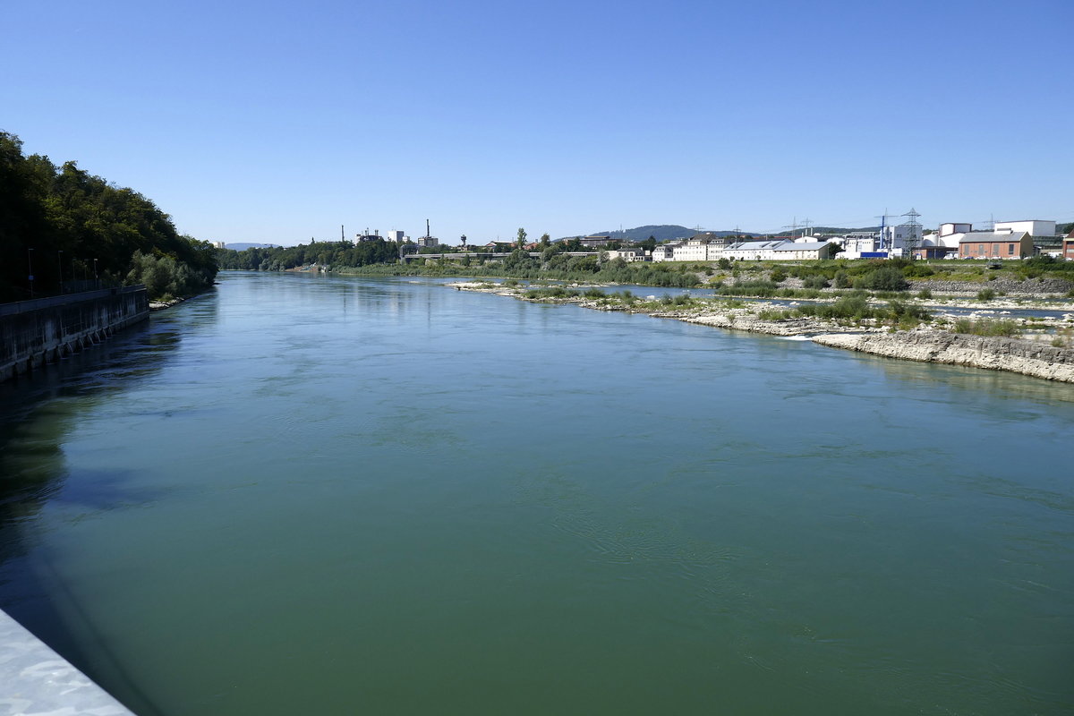 Rheinfelden AG, Blick vom Wasserkraftwerk rheinabwrts, rechts Industrieanlagen auf deutscher Seite, Sept.2019