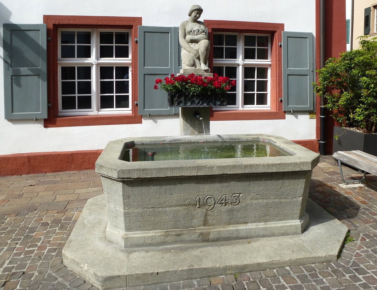Rheinfelden AG, der Brunnen von 1943 steht vor dem  Goldenen Adler , Mai 2017