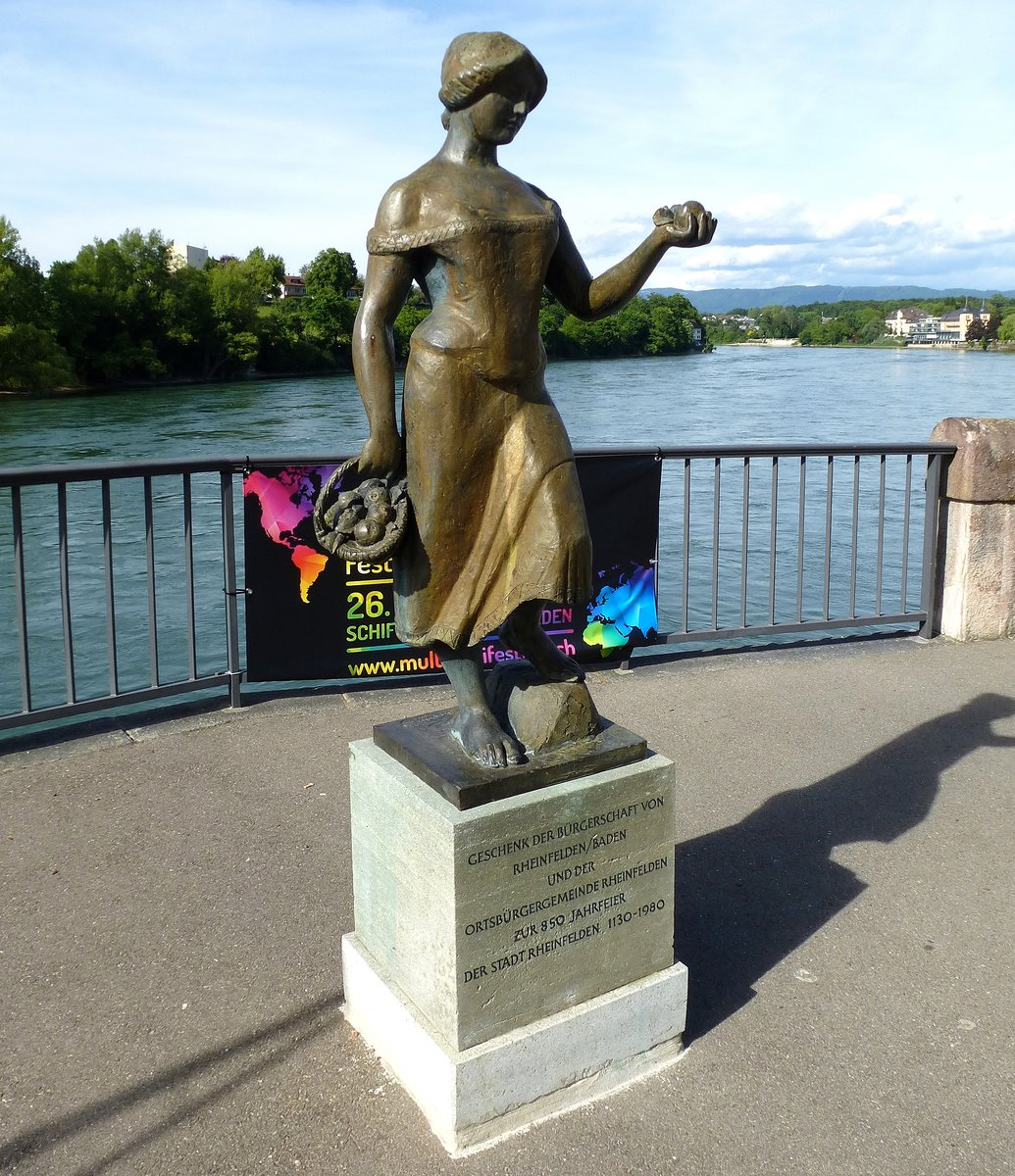 Rheinfelden AG, Denkmal auf der Rheinbrcke zur 850-Jahrfeier der Stadt Rheinfelden (1130-1980), Mai 2017