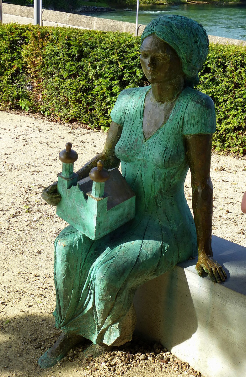 Rheinfelden AG, Denkmal fr Agnes von Rheinfelden (1065-1111) und Herzogin der Zhringer, grndete das Kloster St.Peter /Schwarzwald, steht auf dem Burgstall(Rheininsel), Mai 2017