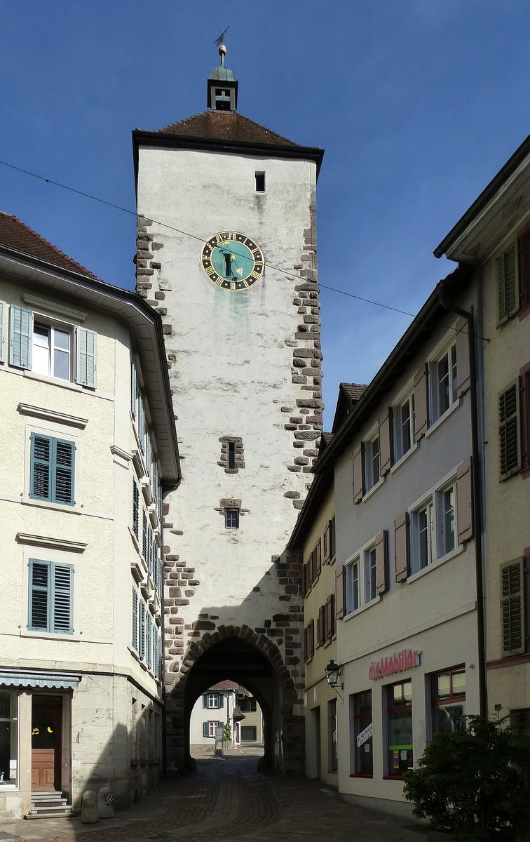 Rheinfelden AG, der Obertorturm stadtauswärts gesehen, die Turmuhr stammt von 1529, Mai 2017