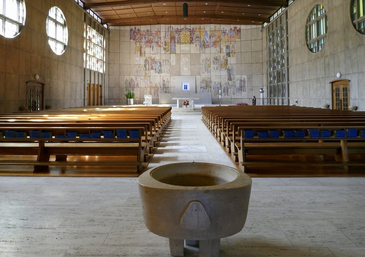 Rheinfelden AG, St.Josefskirche, Blick zum Altar mit dem Chorwandbild  Das Himmlische Jerusalem  von Joh.Hugendobler, Sept.2019