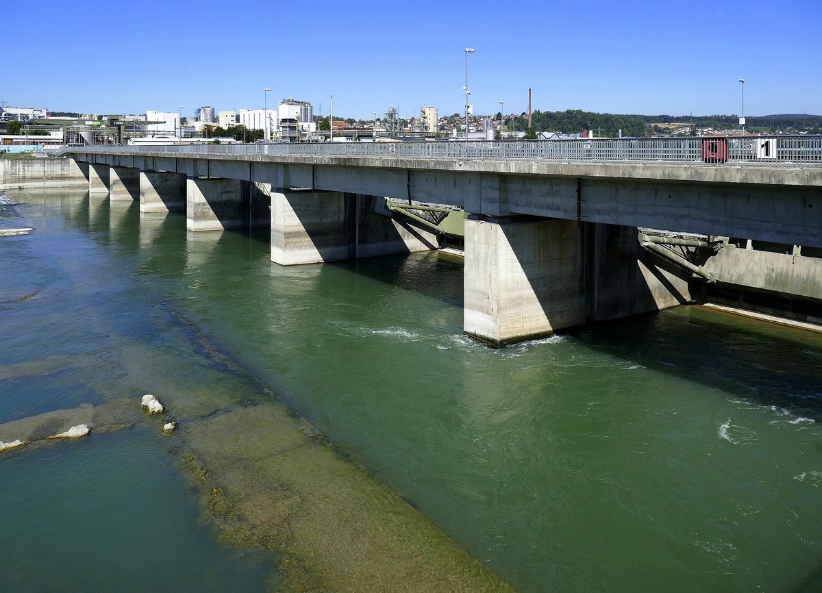 Rheinfelden/Baden, die ca.200m lange Wehranlage des neuen Wasserkraftwerkes auf deutscher Rheinseite, sieben verstellbare sthlerne Wehrschtzen regulieren den Wasserstand, Sept.2019