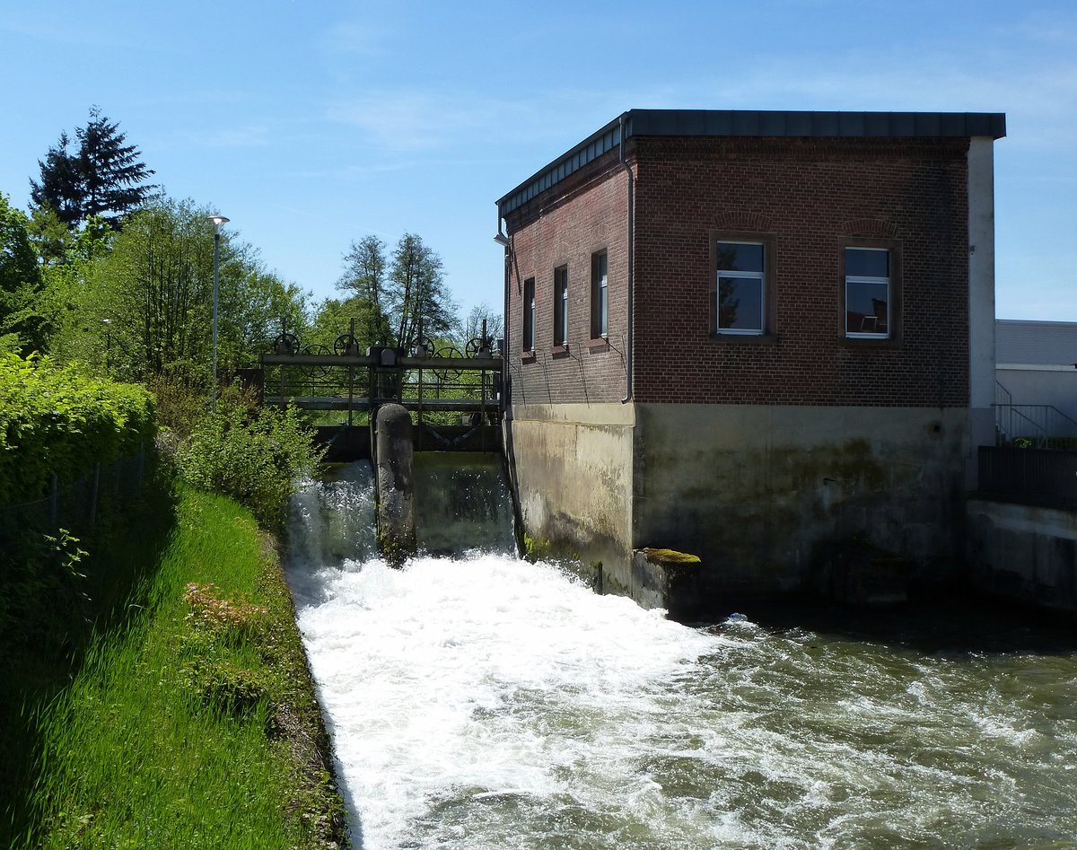 Rheinhausen, kleines Laufwasserkraftwerk an der Elz, liefert seit 1906 elektrischen Strom, Mai 2016