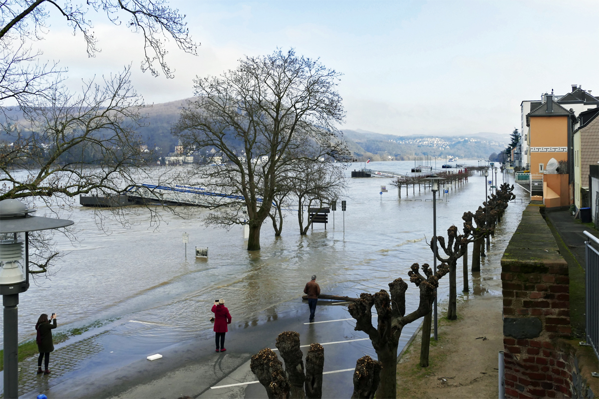 Rheinhochwasser -  Land Unter  an der Uferpromenade in Remagen - 27.01.2018