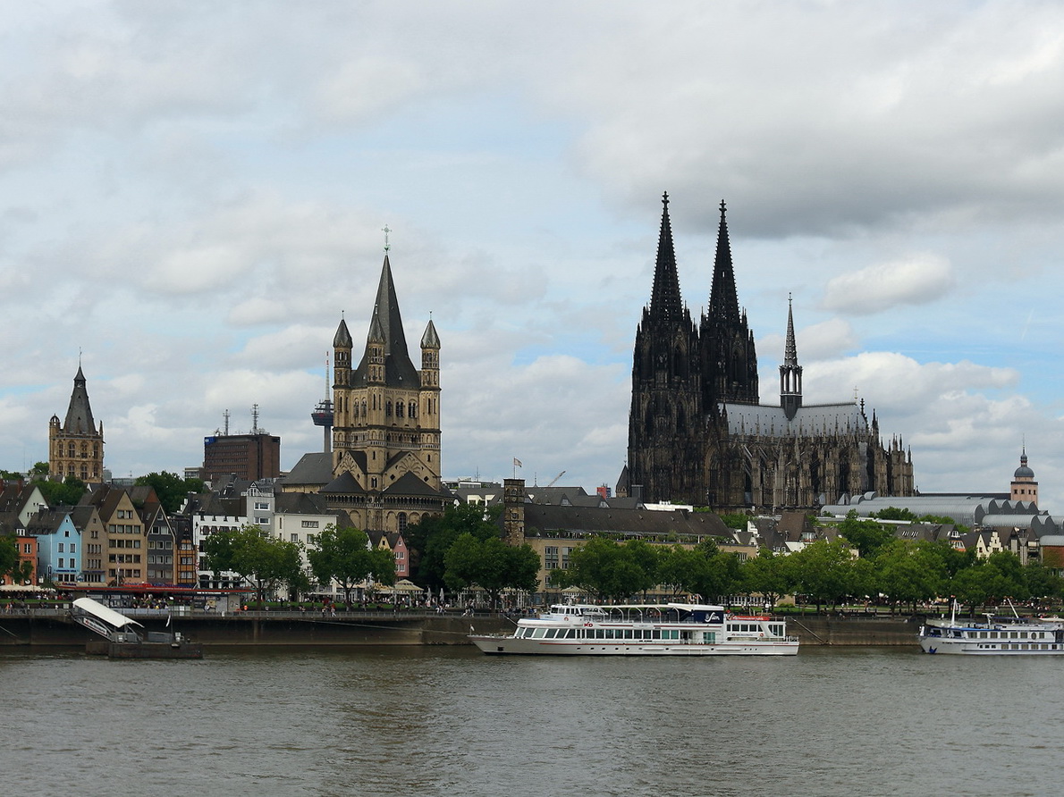 Rheinpanorama mit Rathaus, Gro St. Martin Kirche und Klner Dom am 29. Juli 2017.