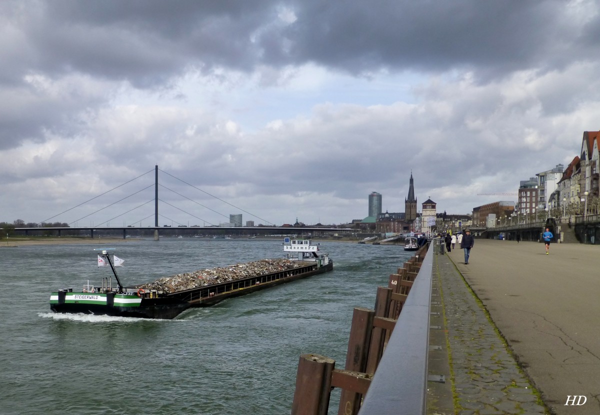 Rheinpromenade in Düsseldorf. Aufnahme im März 2014