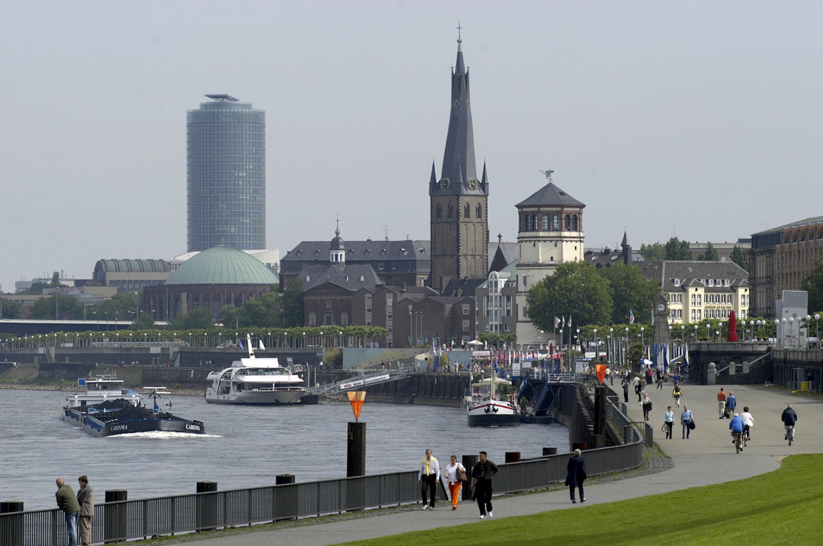 Rheinufer in Dsseldorf mit dem Burgturm und der St. Lambertus Kirche im Hintergrund. Aufnahme: Mai 2007.