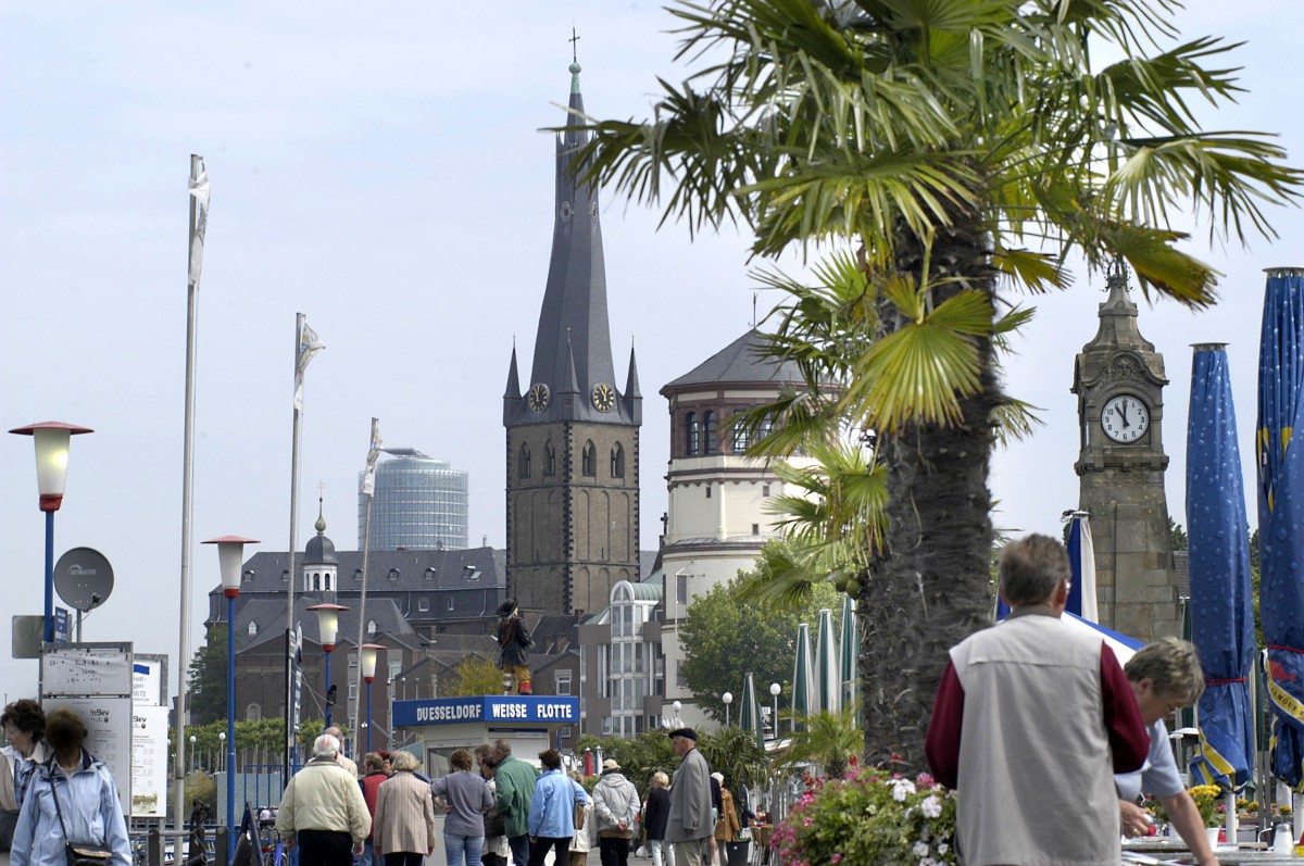 Rheinufer in Dsseldorf mit der St. Lambertus Kirche im Hintergrund. Aufnahme: Mai 2007.