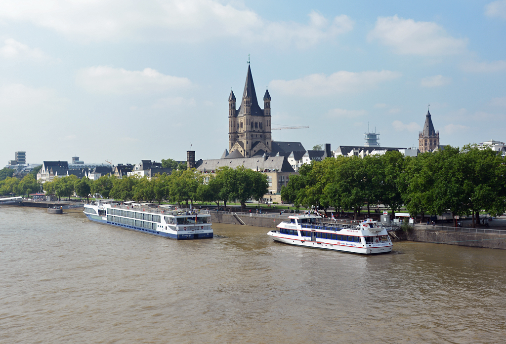 Rheinufer in Köln zwischen Hohenzollern- und Deutzer Brücke (linksrheinisch). In der Bildmitte  Groß St. Martin  - 31.07.2014