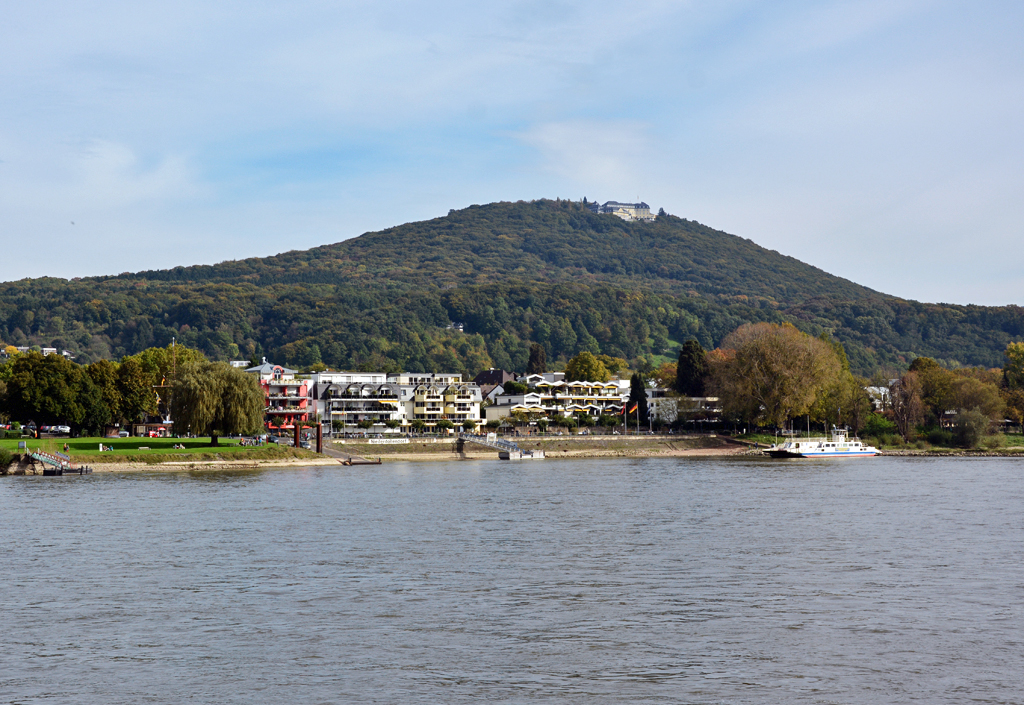 Rheinufer in Niederdollendorf mit Petersberg und gleichnamigen Hotel im Westerwald - 12.10.2014