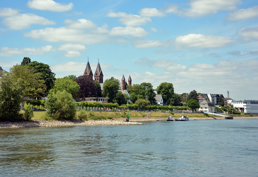 Rheinufer-Promenade Wesseling mit der Germanus-Kirche - 23.06.2014