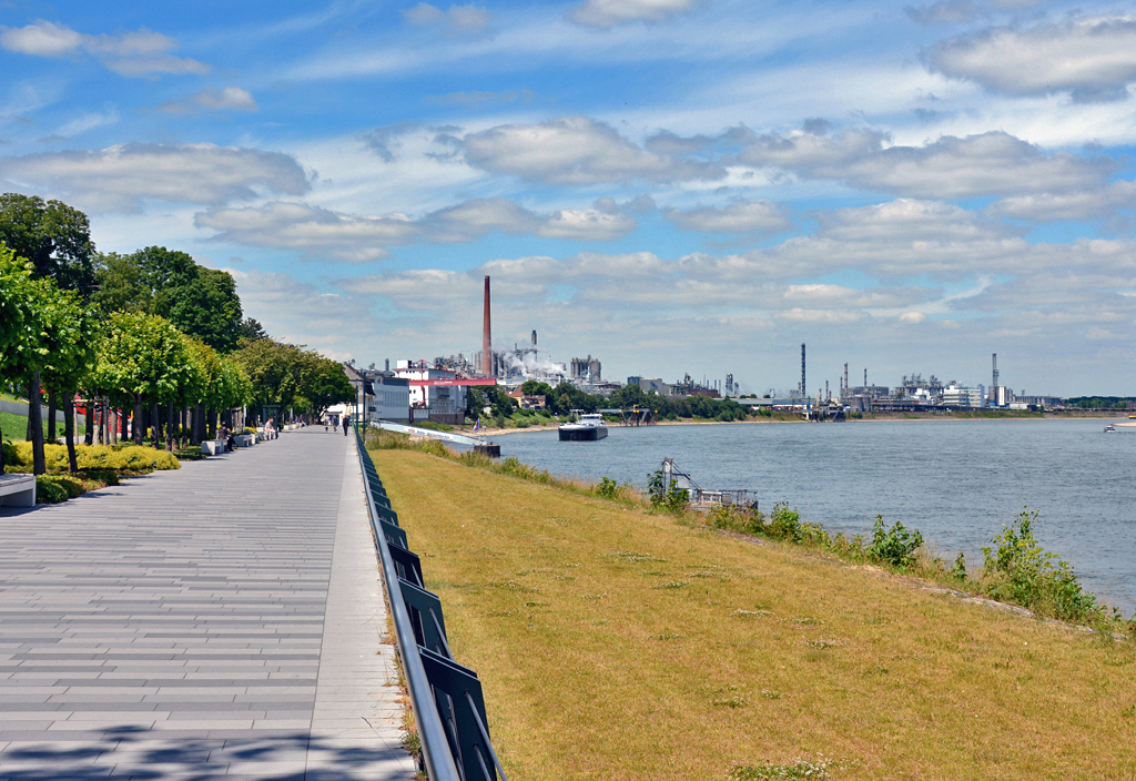 Rheinuferpromenade in Wesseling. Im Hintergrund die Shell-Raffinerie - 23.06.2014