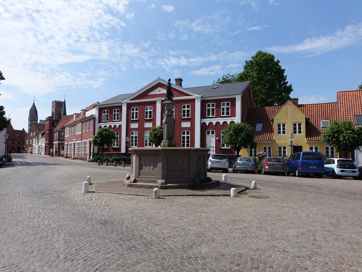 Ribe, Brunnen mit Standbild der Hl. Katharina, erbaut 1930 von Anders Bundgaard (09.06.2018)