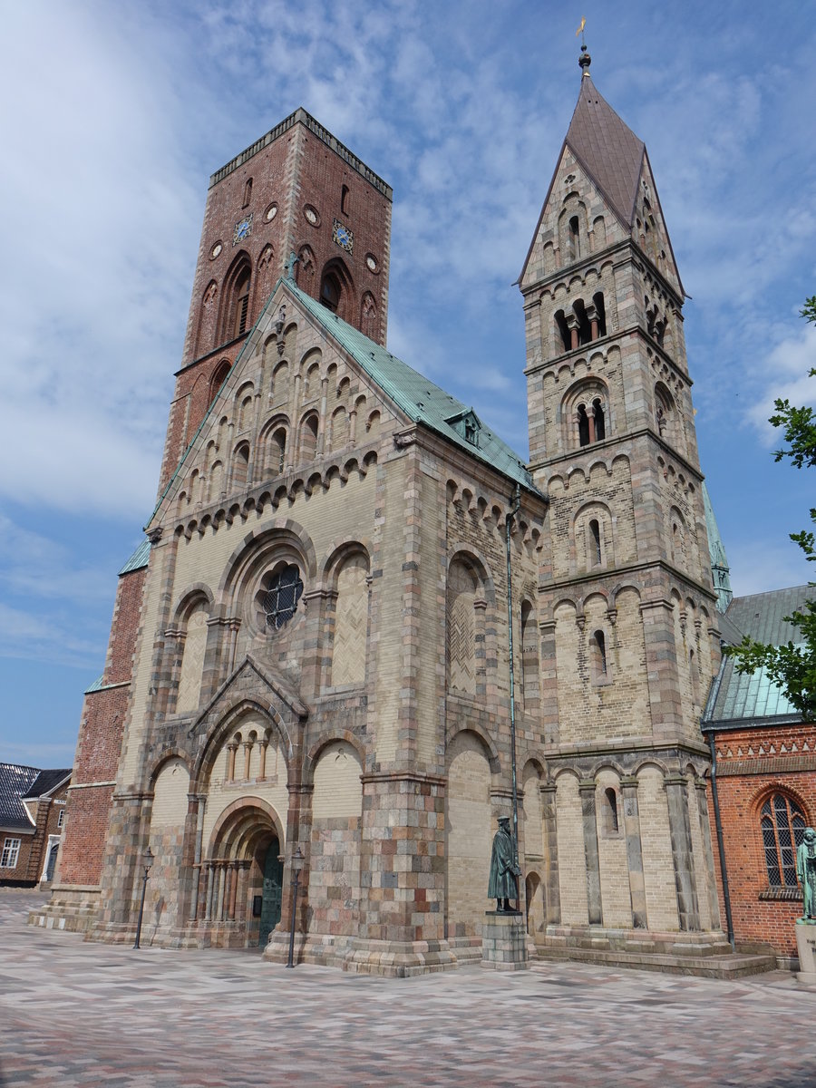 Ribe, Domkirke, Querschiff erbaut von 1150 bis 1175, groer Turm erbaut von 1283 bis 1333, Sdwestturm 19. Jahrhundert (09.06.2018)