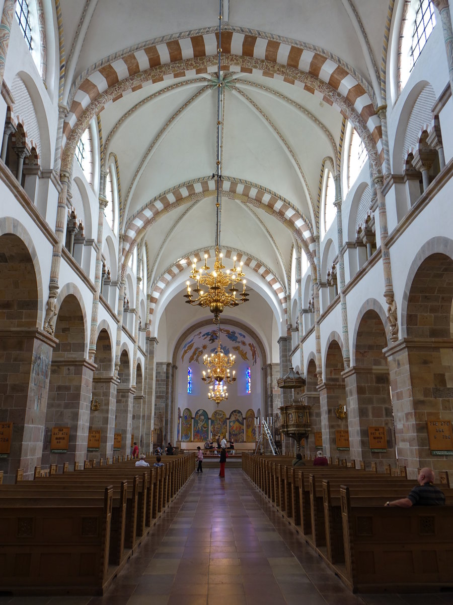 Ribe, Innenraum der Domkirche, Taufbecken 15. Jahrhundert, Chorgesthl um 1500, Kalkmalereien an den Pfeilern von 1530 (09.06.2018)