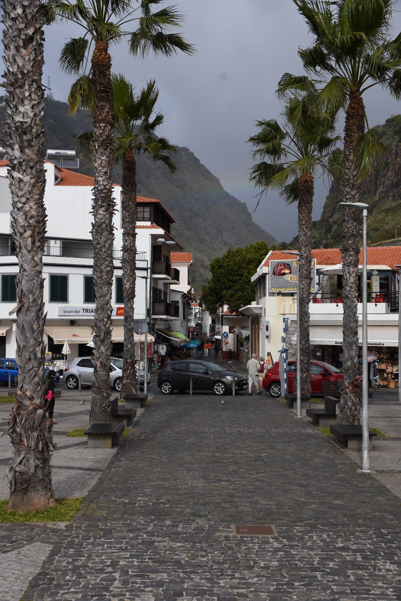 RIBEIRA BRAVA (Concelho de Ribeira Brava), 26.01.2018, Blick von der Rua Gago Coutinho e Sacadura Cabral in die Rua do Visconde
