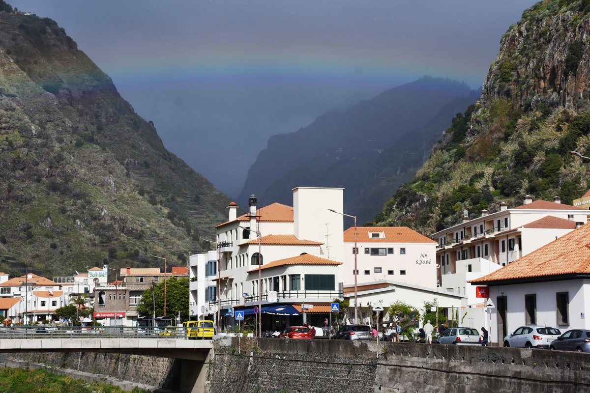 RIBEIRA BRAVA (Concelho de Ribeira Brava), 26.01.2018, Blick von der Rua Gago Coutinho e Sacadura Cabral in Richtung Gebirge