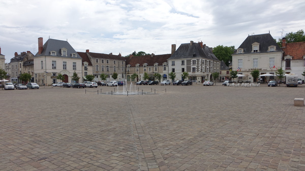 Richelieu, Place des Halles et de l'Eglise, erbaut im 17. Jahrhundert durch Architekt Jacques Lemercier fr Kardinal Richelieu (08.07.2017)