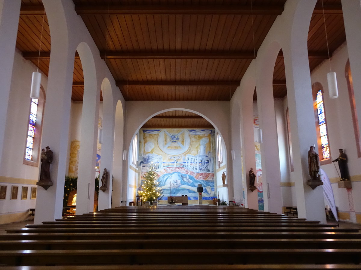 Rickenbach, Innenraum der katholischen Pfarrkirche St. Gordian und St. Epimach, Glasfenster von Emil Wachter (31.12.2018)