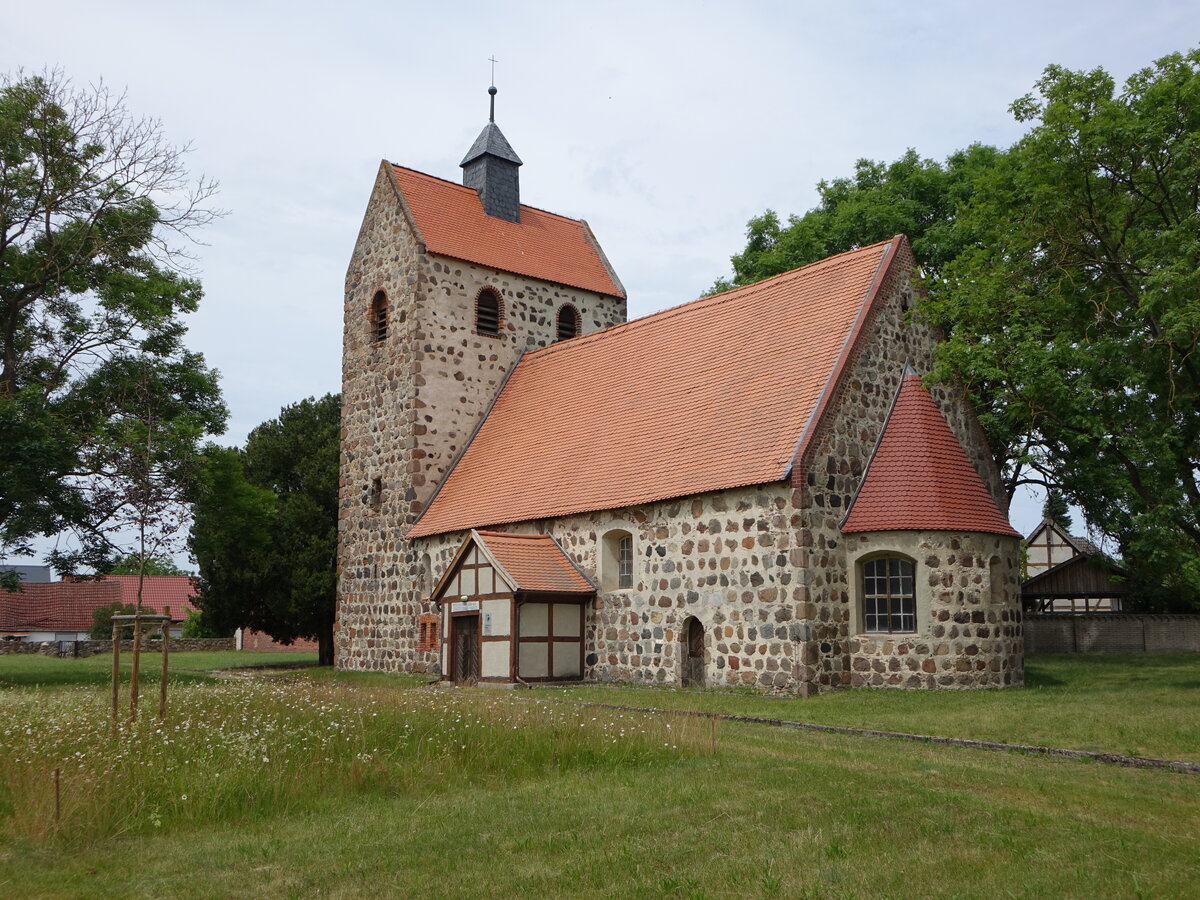 Riebau, evangelische Kirche, Feldsteinkirche aus dem 12. Jahrhundert (20.06.2026)