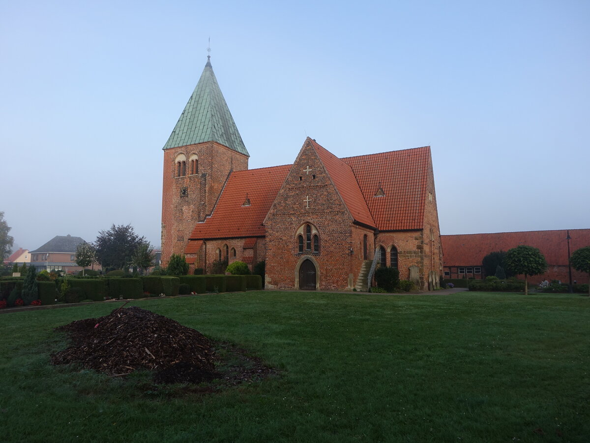 Riede, evangelische St. Andreas Kirche, frhgotische Saalkirche aus Backstein, erbaut im 13. Jahrhundert (08.10.2021)