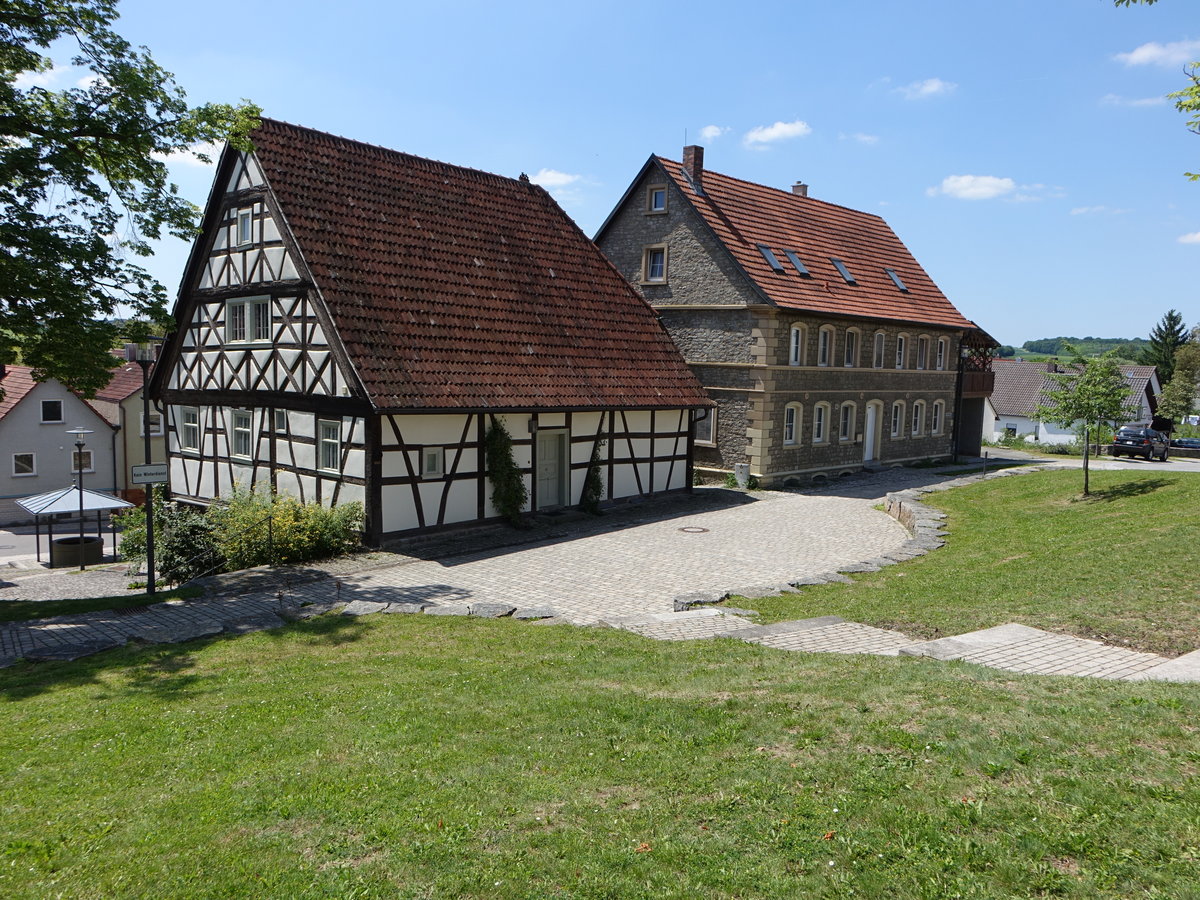 Rieden, altes Rathaus am Kirchberg, eingeschossiger Fachwerkbau mit massivem Bruchsteinsockelgeschoss und Satteldach, erbaut 1686 (27.05.2017)
