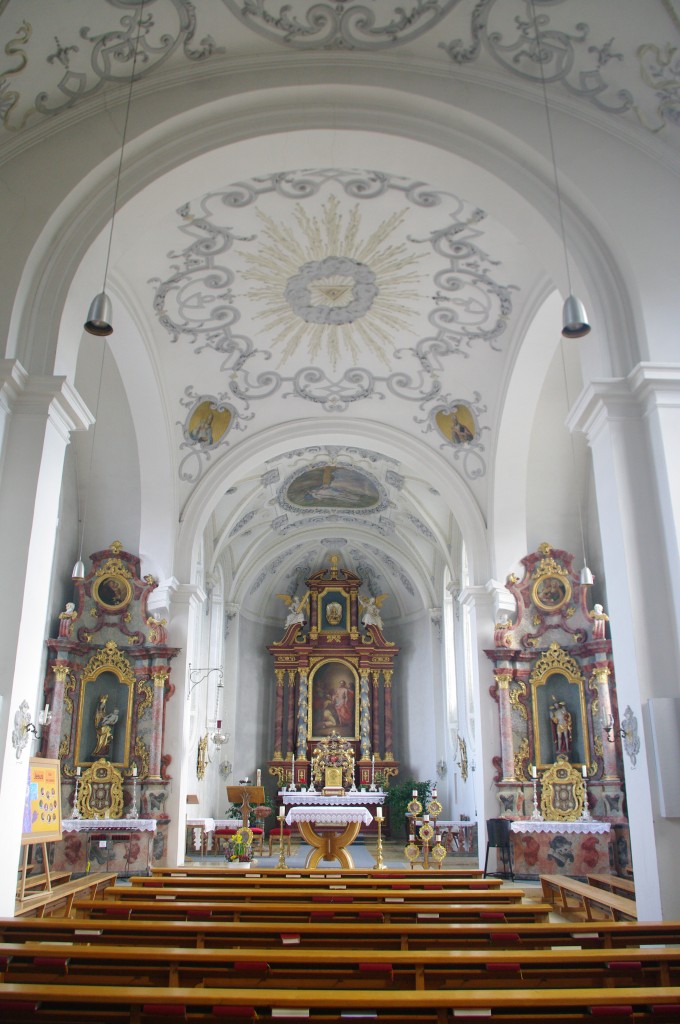 Rieden am Forggensee, Pfarrkirche zu den hl. fnf Wunden, Hochaltar mit Altarblatt von Joseph Keller, Rokoko Seitenaltre mit Altarbltter von Kaspar Wiederhut (20.02.2014)