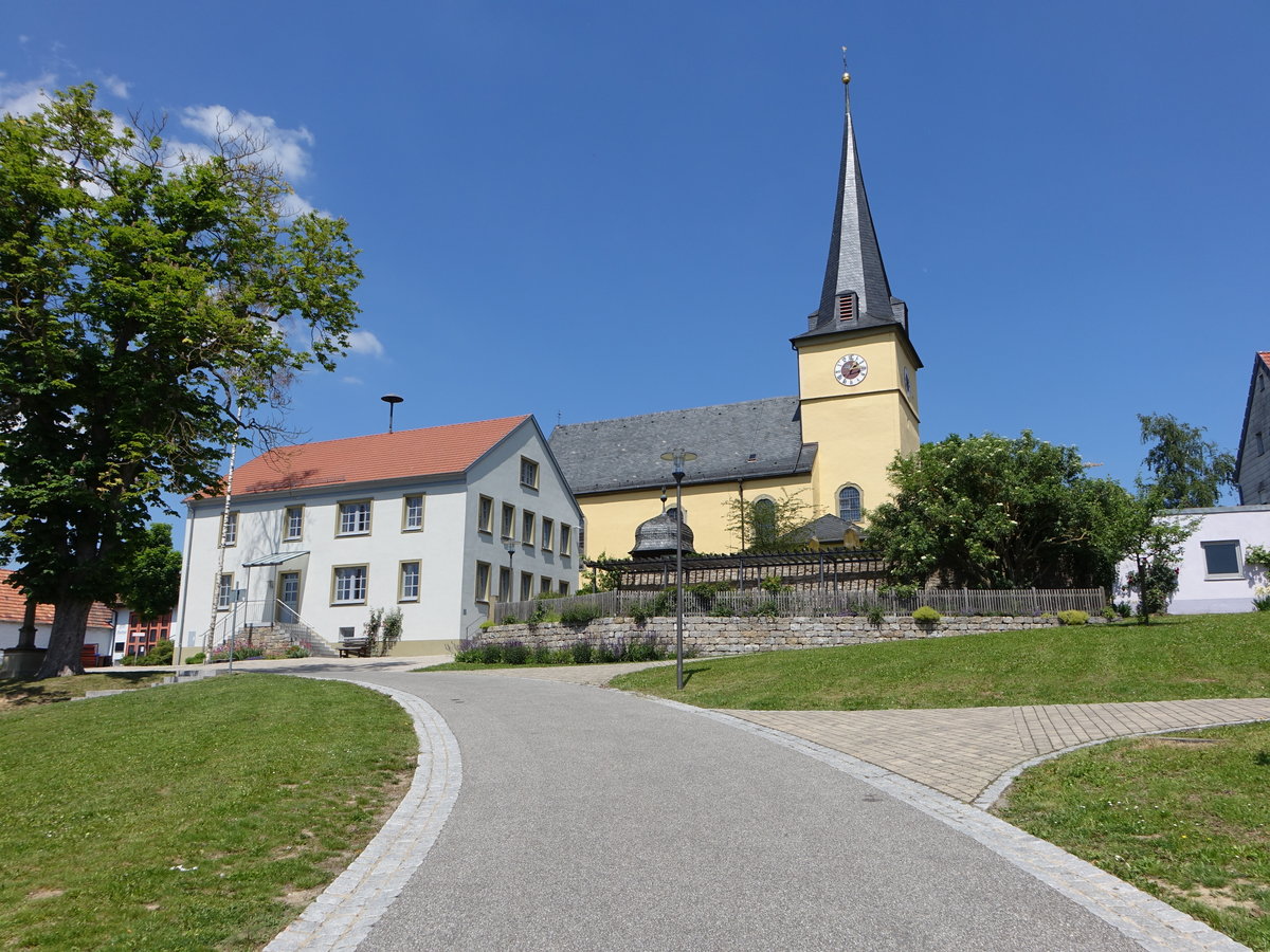 Rieden, katholische Pfarrkirche St. Ottilia und Rathaus am Kirchberg, Kirche erbaut 1614 (27.05.2017)