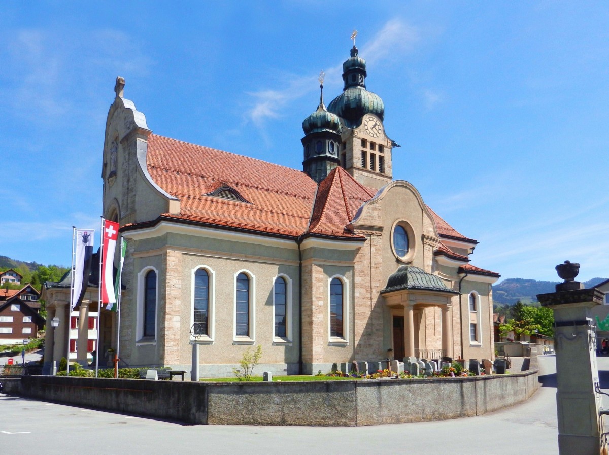 Rieden SG, Sankt-Magnus-Kirche. Die Kirche wurde von 1912 bis 1914 im neubarocken Stil erbaut. (Architekt Adolf Gaudi). Die Kirchenweihe erfolgte am 7. Oktober 1914. 1993/94 erfuhr die Pfarrkirche eine Aussen- und Innenrestauration - 05.05.2014