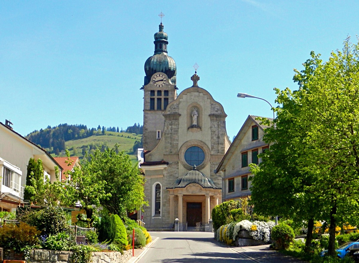 Rieden SG, Sankt-Magnus-Kirche. Die Kirche wurde von 1912 bis 1914 im neubarocken Stil erbaut. (Architekt Adolf Gaudi). Die Kirchenweihe erfolgte am 7. Oktober 1914. 1993/94 erfuhr die Pfarrkirche eine Aussen- und Innenrestauration - 05.05.2014