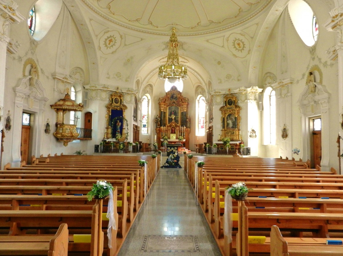 Rieden SG, Sankt-Magnus-Kirche. Die Kirche wurde von 1912 bis 1914 im neubarocken Stil erbaut. 1993/94 erfuhr die Pfarrkirche eine Aussen- und Innenrestauration. Bei dieser Gelegenheit wurde der Chorbereich erweitert und ein neuer Zelebrationsaltar geschaffen - 05.05.2014