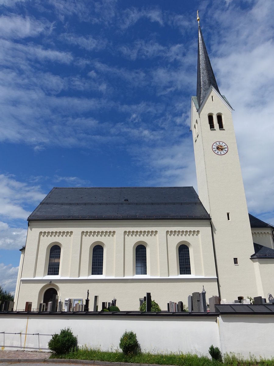 Riedering, Kath. Pfarrkirche Mariae Himmelfahrt, Hallenbau mit Satteldach, Sdturm mit Spitzhelm und Putzgliederungen, neuromanisch, Chormauern und Turmunterbau wohl 2. Hlfte 15. Jahrhundert, Neubau 1858 durch Michael Gaisberger (03.07.2016)