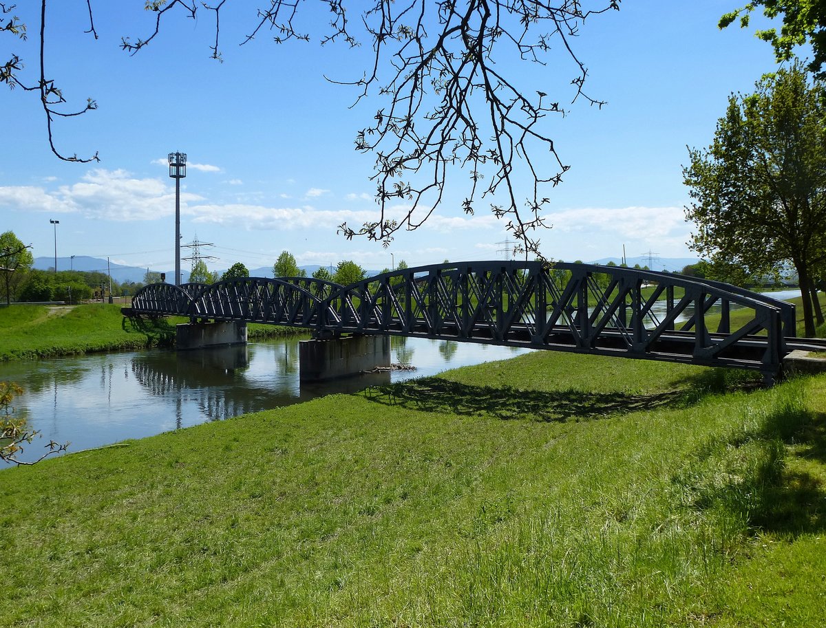 Riegel, die 1892-94 erbaute Eisenbahnbrcke dient dem Anschlu der Kaiserstuhlbahn an die Rheintalbahn, Mai 2016