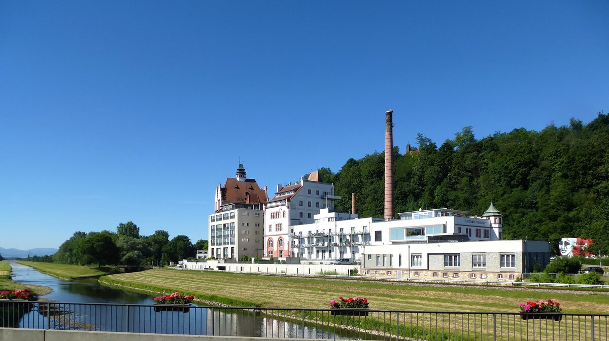 Riegel am Kaiserstuhl, das  Brauereischlo , die Gebude der ehemals zweitgrten Brauerei in Baden wurden nach 1875 erbaut, heute beherbergt die Anlage nach diversen Umbauten Wohnungen, Gewerbe, und eine Kunstausstellungshalle, Juni 2017