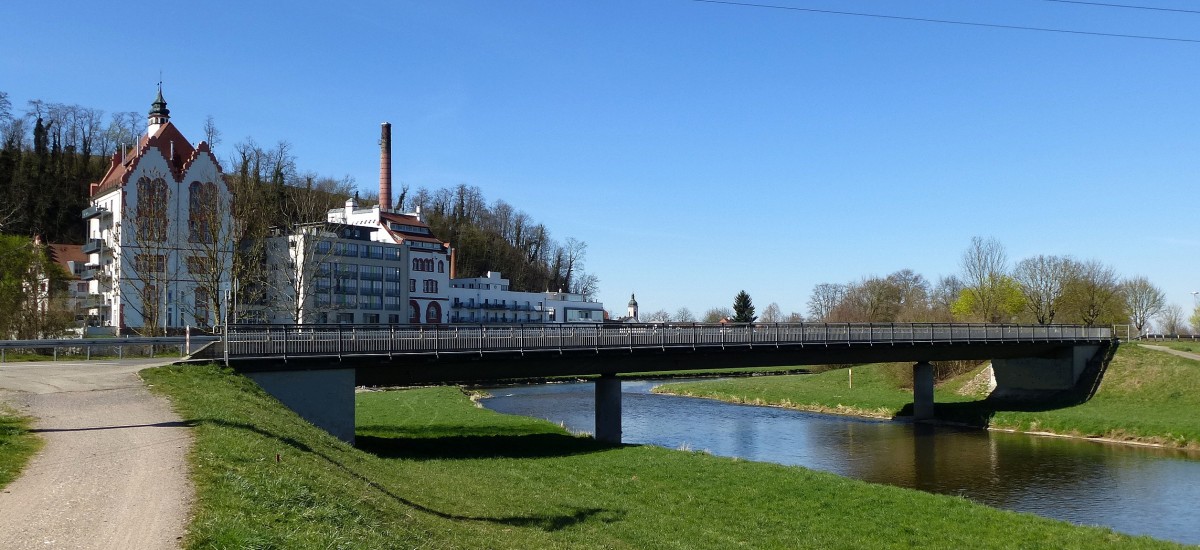 Riegel am Kaiserstuhl, die Elzbrcke der Teningerstrae (K5114) mit dem  Brauereischlo  dahinter, Mrz 2014